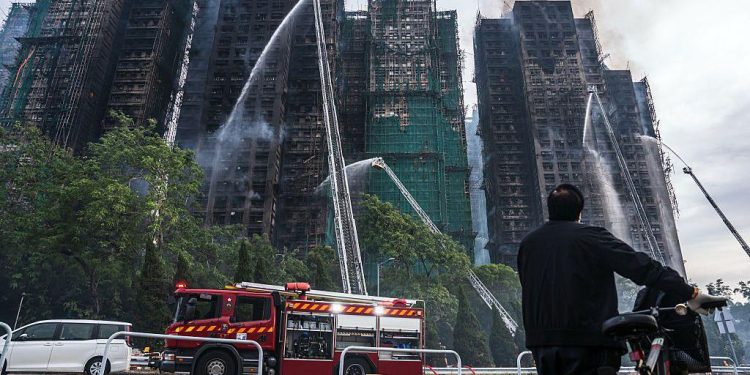 Të paktën 44 të vdekur dhe qindra të zhdukur në Hong Kong, ndërsa zjarrfikësit luftojnë me zjarret e fundit në banesat publike