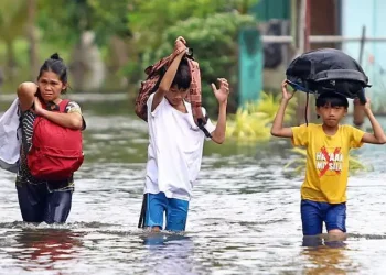 Stuhia shpallet ‘super tajfun’ ndërsa godet Filipinet
