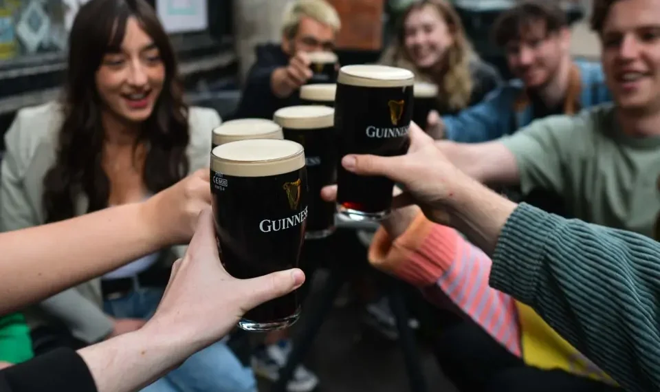 Pirja e alkoolit është një mënyrë jetese në Irlandë. 