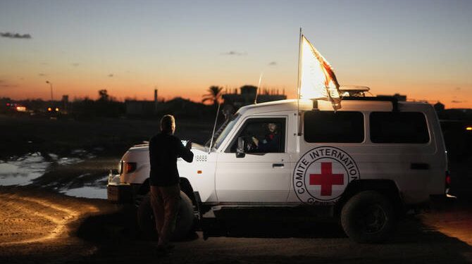 Hamasi i dorëzon Izraelit trupin e një prej tre pengjeve të fundit