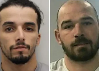 Policia kërkon dy burra të liruar gabimisht nga burgu