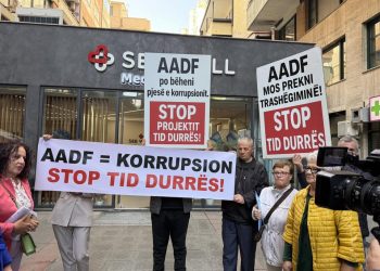 74 familjet Durrsake protestojnë para Kryeministrisë kundër projektit TID