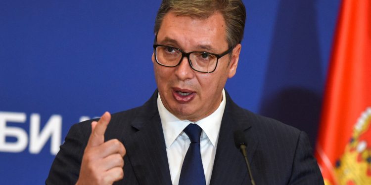 Vuçiç i mohon akuzat se kishte lidhje me “safari snajper” në Sarajevë