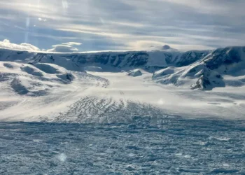 Tërheqja e shpejtë e akullnajës së Antarktidës shkakton një ‘stuhi të çuditshme’ shkencore