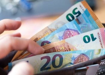 Këmbimi valutor 21 nëntor/ Me sa blihen e shiten dollari dhe euro, çfarë ndodh me monedhat e tjera