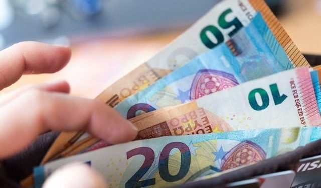 Këmbimi valutor 21 nëntor/ Me sa blihen e shiten dollari dhe euro, çfarë ndodh me monedhat e tjera