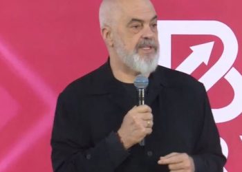 Pensionisti pyet Ramën për Berishën, Kryeministri: Emër që s’e përmend prej vitesh! Një e keqe e madhe që nuk iu nda këtij vendi