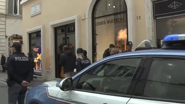 Grabitje spektakolare në Louis Vuitton në Romë, vidhen dhjetëra artikuj luksozë