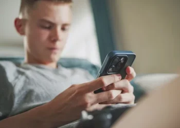 BE bllokon mediat sociale për fëmijët nën 16 vjeç