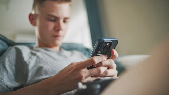 BE bllokon mediat sociale për fëmijët nën 16 vjeç