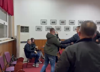 Sherr me grushte në këshillin bashkiak të Pogradecit