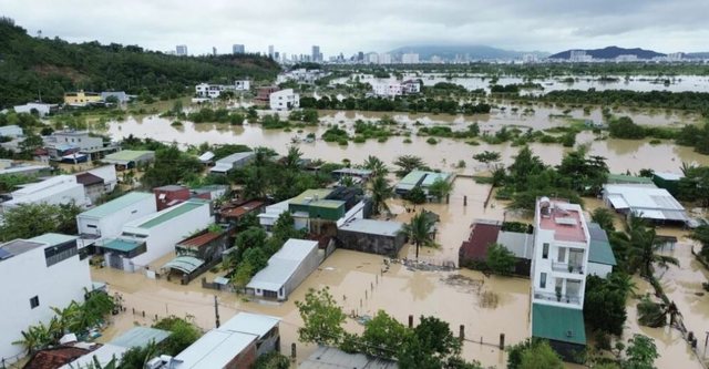 Reshjet më të mëdha në 300 vjet godasin qytetin tajlandez, 33 të vdekur. Përmbytjet shkatërrojnë Azinë Juglindore