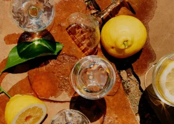 Çfarë ndodh kur pi ujë me limon çdo ditë