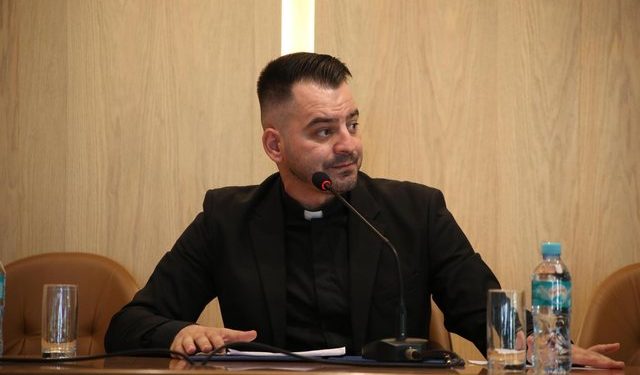 Zëdhënësi i Kishës Katolike kundër ligjit për barazinë gjinore: Tani na i kurseni urimet e Pashkëve dhe të Bajramit