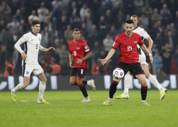 Notat e kuqezinjve, Strakosha më i vlerësuari ndaj Anglisë