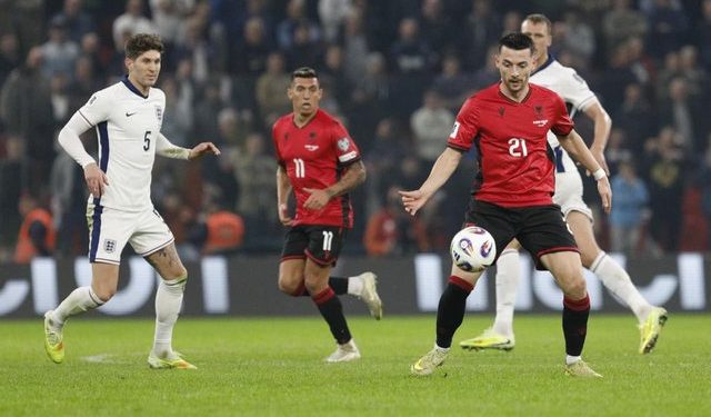 Notat e kuqezinjve, Strakosha më i vlerësuari ndaj Anglisë