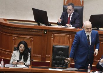 Balluku rikthehet në Kuvend, Bardhi: PS t’i japë një duartrokitje të pandehurës së SPAK