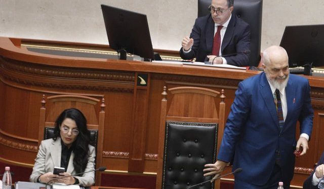 Balluku rikthehet në Kuvend, Bardhi: PS t’i japë një duartrokitje të pandehurës së SPAK