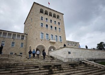 Universiteti “nuk vlen” më, mbi 80% e vendeve të lira të punës në 2024 nuk kërkonin aftësi arsimore