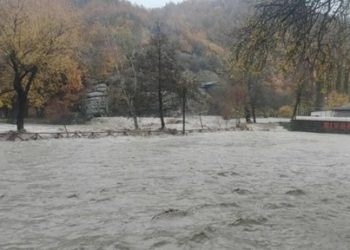 Greqi/ Lumi Aliakmonas del nga shtrati, dëmtohet ura historike në Kostur