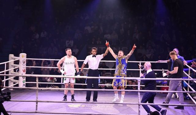 Durrës, Leo Xhangoli mposht boksierin anglez dhe fiton brezin e artë të “Titans Fight 6”