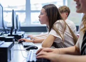 Hipoteka dhe inteligjenca artificiale do të shtohen në kurrikulën e shkollave angleze