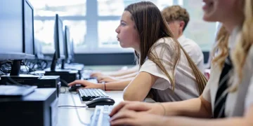 Hipoteka dhe inteligjenca artificiale do të shtohen në kurrikulën e shkollave angleze