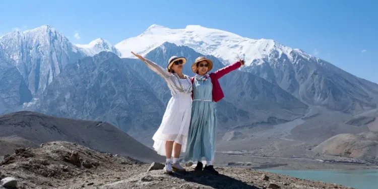300 milionë turistë sapo vizituan rajonin mahnitës të Xinjiang-ut të Kinës. Ka një anë që ata nuk e panë