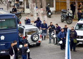 “Merre dhuratën, nuk e di nëse do të jem gjallë”, si u shndërrua përpjekja për faljen e gjaqeve në një arenë lufte në Greqi? Policia “blindon” të gjithë fshatin