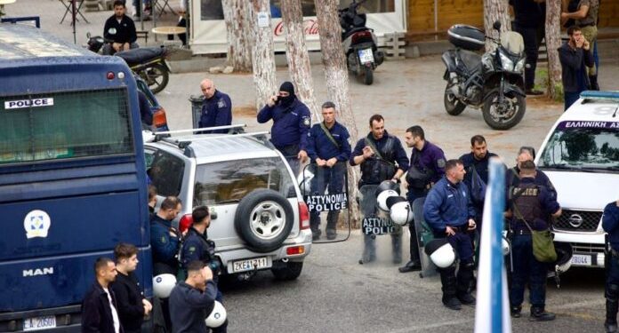 “Merre dhuratën, nuk e di nëse do të jem gjallë”, si u shndërrua përpjekja për faljen e gjaqeve në një arenë lufte në Greqi? Policia “blindon” të gjithë fshatin