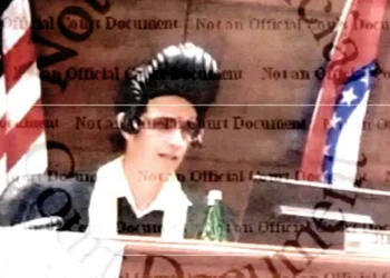 Gjykatësi amerikan jep dorëheqjen pasi u ndëshkua për shkak se mbante paruken e Elvisit në gjykatë