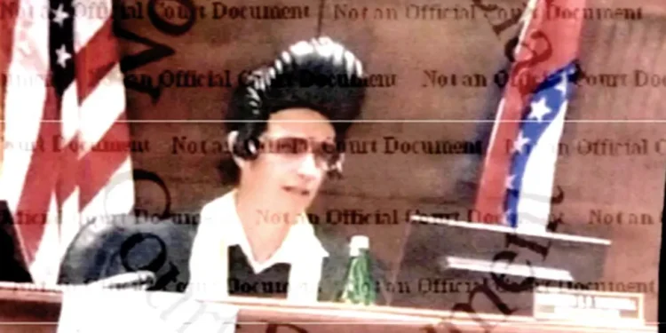 Gjykatësi amerikan jep dorëheqjen pasi u ndëshkua për shkak se mbante paruken e Elvisit në gjykatë