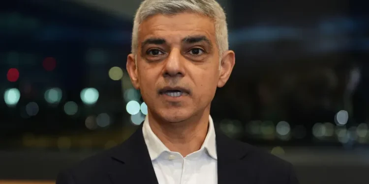 ‘Shpresa fitoi’ – Sadiq Khan feston kryetarin e ri të bashkisë së NYC-së