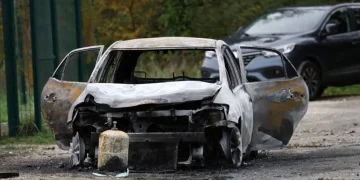 Dy të plagosur rëndë pasi një shofer përplas njerëzit në një ishull francez