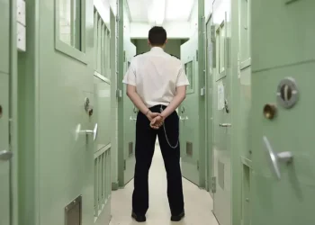 Dy të burgosur ende në arrati pasi u liruan gabimisht në vitin 2024