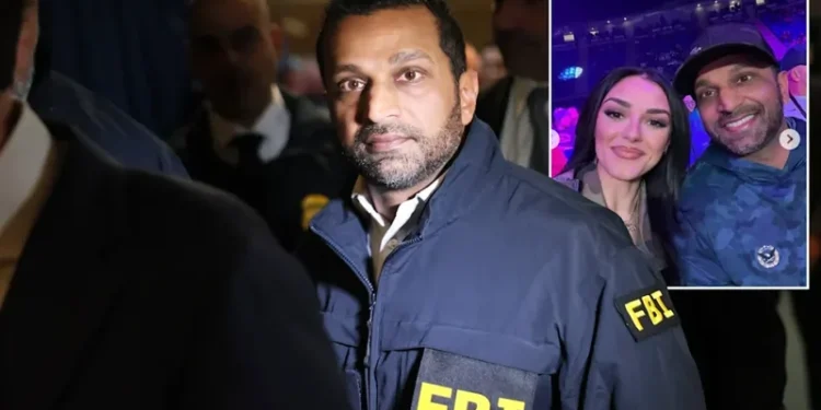 Udhëtoi me avionin e qeverisë për koncertin e të dashurës, zyrtari i lartë i FBI-së shkarkohet nga detyra