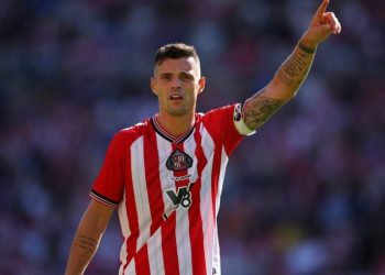 Granit Xhaka “magjeps” Anglinë, Carragher: Blerja e sezonit, ka impakt të frikshëm