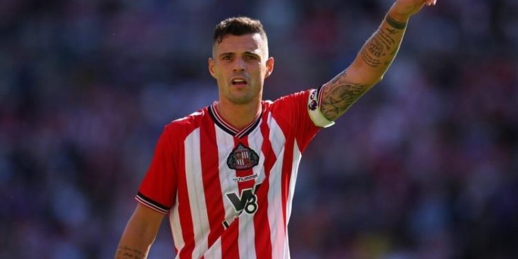 Granit Xhaka “magjeps” Anglinë, Carragher: Blerja e sezonit, ka impakt të frikshëm