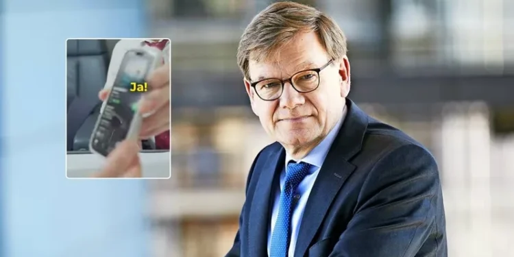 VIDEO/ Nga avioni qeveritar, Ministri gjerman zbulon publikisht: “Jam fans i Dua Lipës”