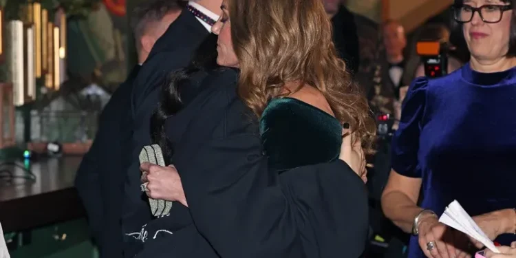 Luftuan të dyja me kancerin, përqafimi i Kate Middleton dhe Jessie J frymëzon publikun