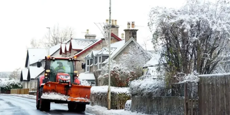 Paralajmërim “i kuq” për borë, ndërsa valët e të ftohtit ngrijnë në Mbretërinë e Bashkuar (video buletini)
