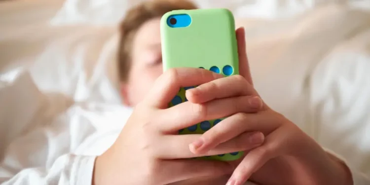 Adoleshentët ngrenë padi në Gjykatën e Lartë kundër ndalimit të mediave sociale në Australi