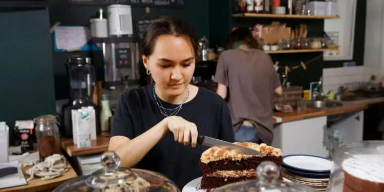 Personat mbi 21 vjeç do të marrin 12.71 paund në orë, ndërsa paga minimale rritet