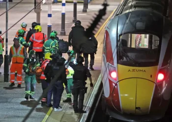 Punëtori ‘heroik’ i trenit shpëtoi shumë jetë në sulmin me thikë, thotë policia