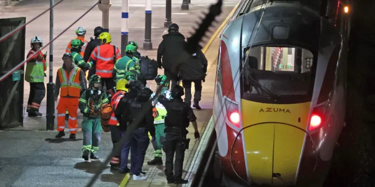 Punëtori ‘heroik’ i trenit shpëtoi shumë jetë në sulmin me thikë, thotë policia