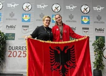 Enkileda Carja, kampione e trefishtë e Europës në peshëngritje