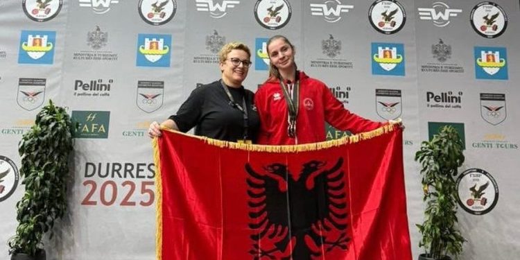 Enkileda Carja, kampione e trefishtë e Europës në peshëngritje