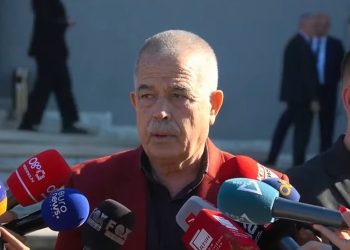Ish-truproja Viktor Agolli në homazhe: Fatos Nano do mbahet mend nga njerëzit e thjeshtë, në PS dhe PD s’donin që ai të bëhej President