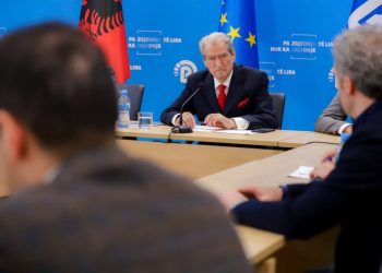 Berisha: Raporti i KE nuk përmend askund fjalën shkëlqim! Deklaratat për raportin i ngjajnë atyre të Donald Lu në kulmin e kanabizimit