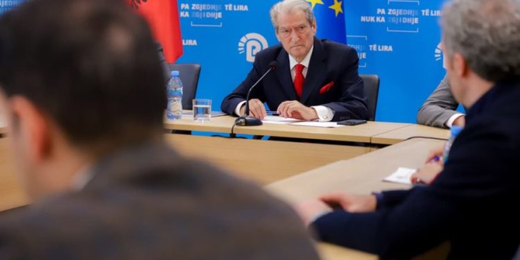 Berisha: Raporti i KE nuk përmend askund fjalën shkëlqim! Deklaratat për raportin i ngjajnë atyre të Donald Lu në kulmin e kanabizimit